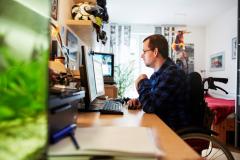 Glücklich über seinen neuen Arbeitsplatz. Auch im Homeoffice wird unterstützt. (Symbolbild)