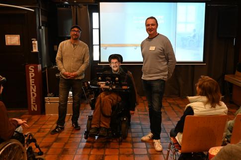 Von links nach rechts: Dirk Kampmeier (Königsburg), Tobias Link (Gesprächsgast) und Christian Rother (Lebenshilfe Kreis Viersen) begrüßten am 2. Mai die Gäste zum ersten Filmabend von InKinosion